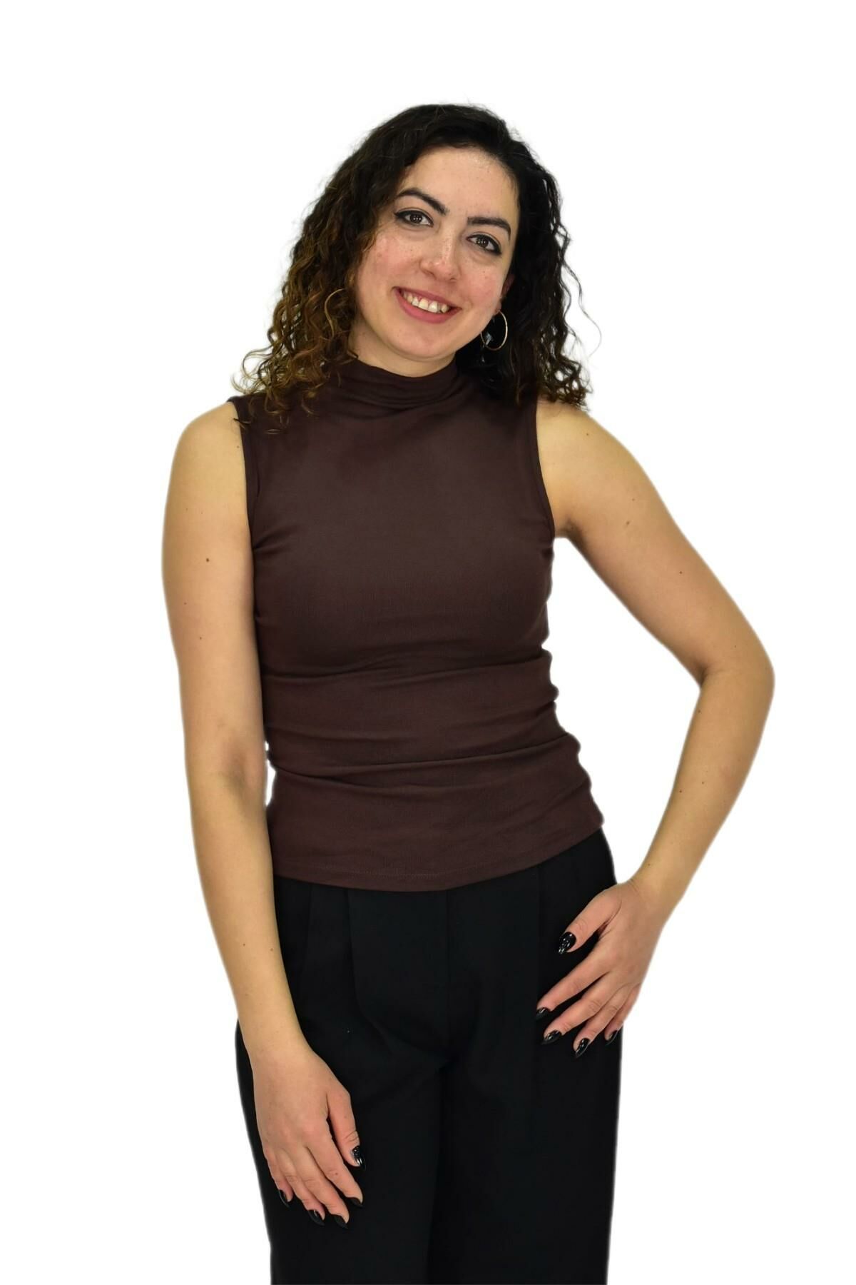 Kadın Düz Renk Vücuda Oturan Askılı Tişört BGL-ST04297