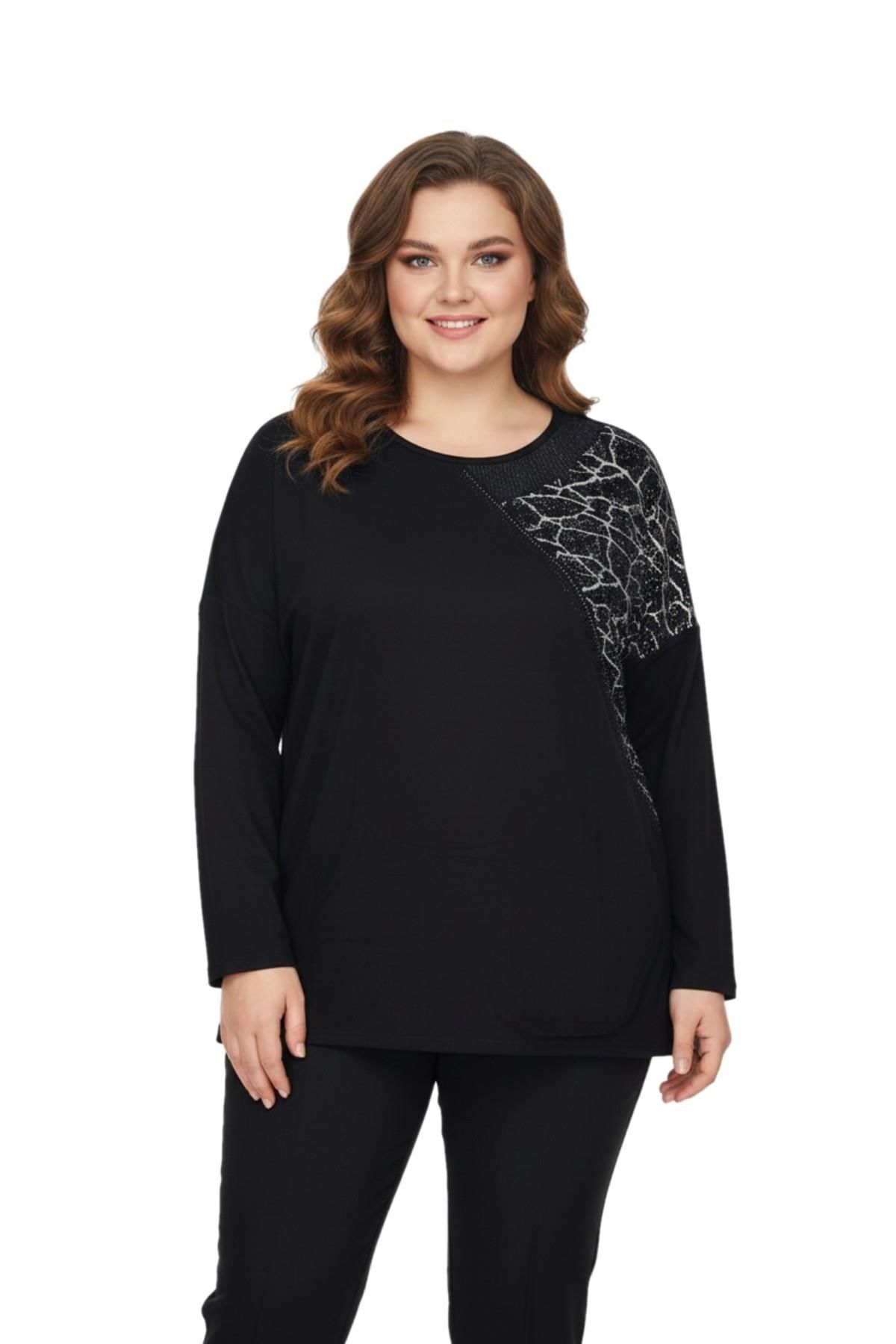 Kadın Siyah Sıfır Yaka Taşlı Bluz BGL-ST05156