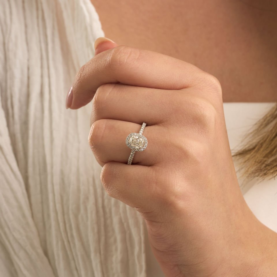 1.46 Karat Cushion Kesim Uluslararası Hrd Pırlanta Sertifikalı Halo Tasarım Yüzük 14 Ayar Altın