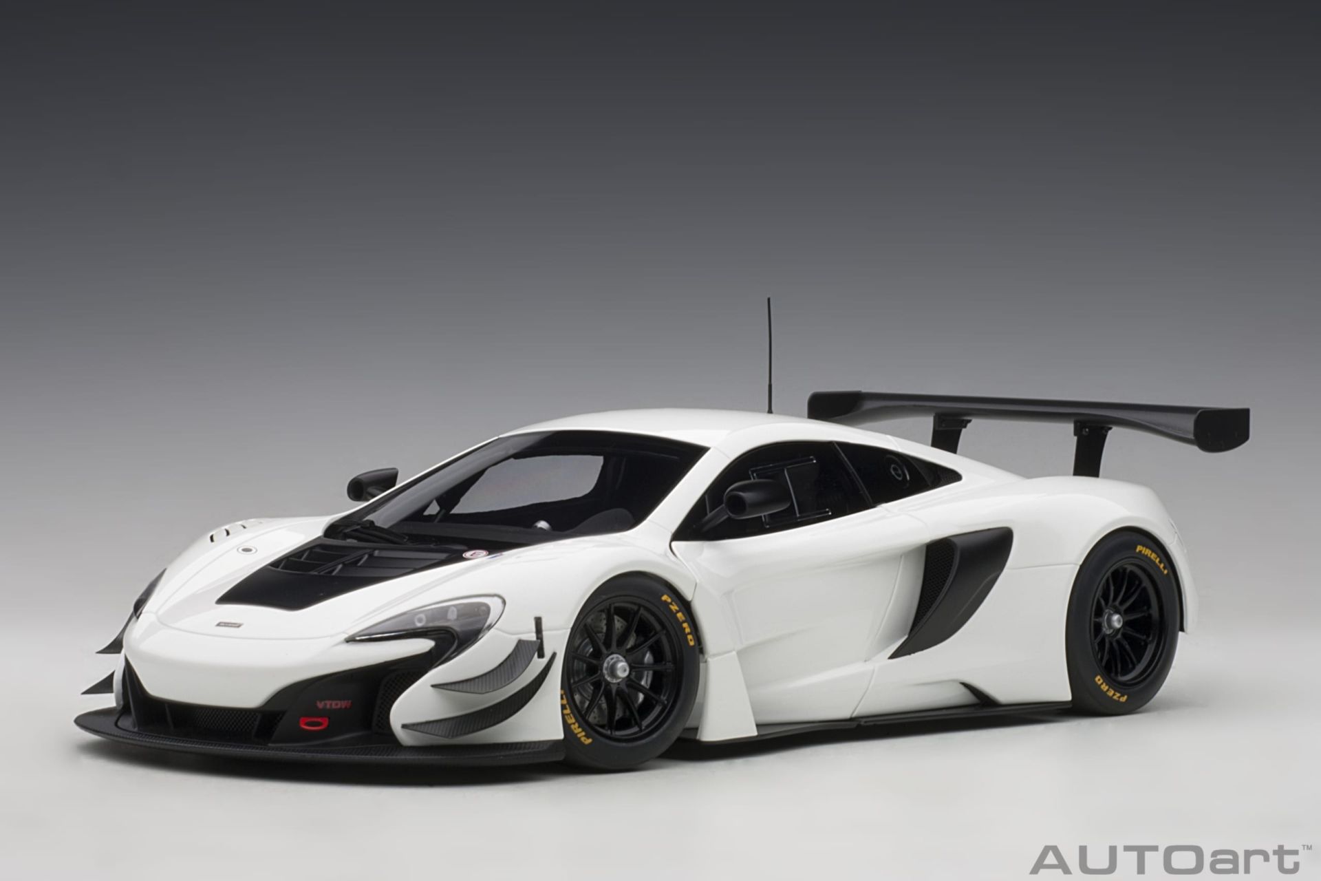 AUTOART MCLAREN 650S GT3 1:18  (81640)