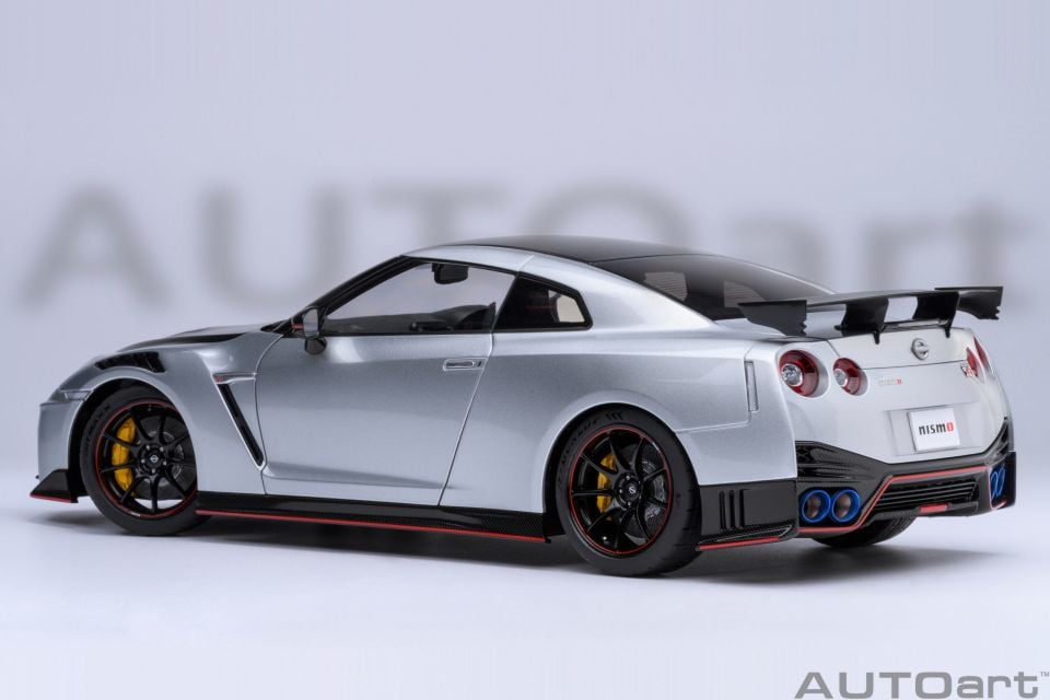 AUTOART NISSAN GT-R (R35) NISMO 2022 1:18 (77503)