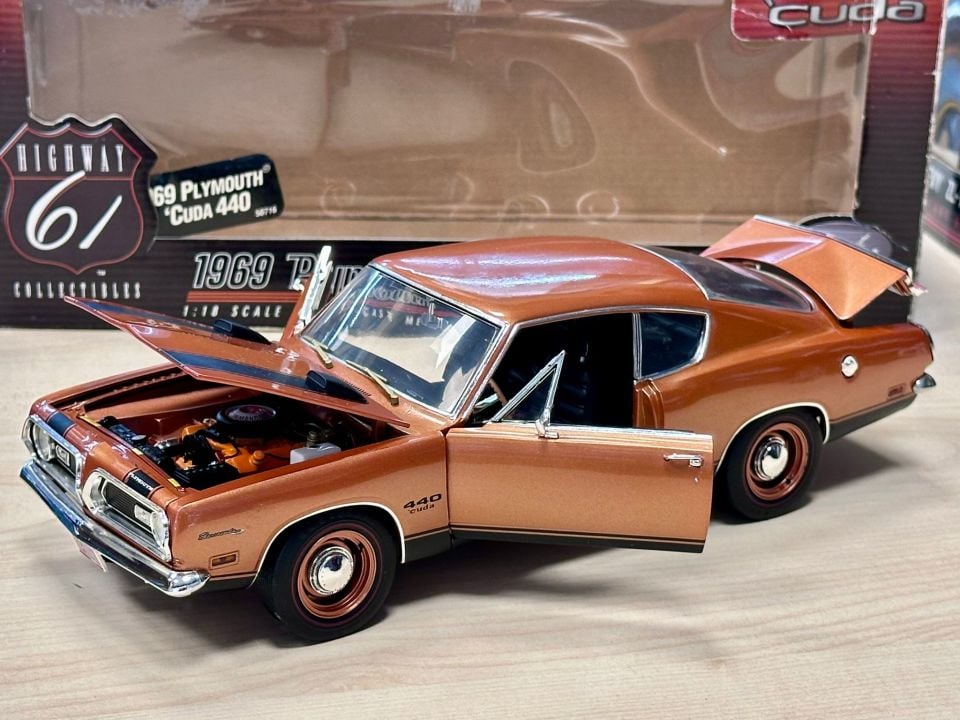 HIGHWAY 61 PLYMOUTH BARRACUDA CUDA 440 1:18