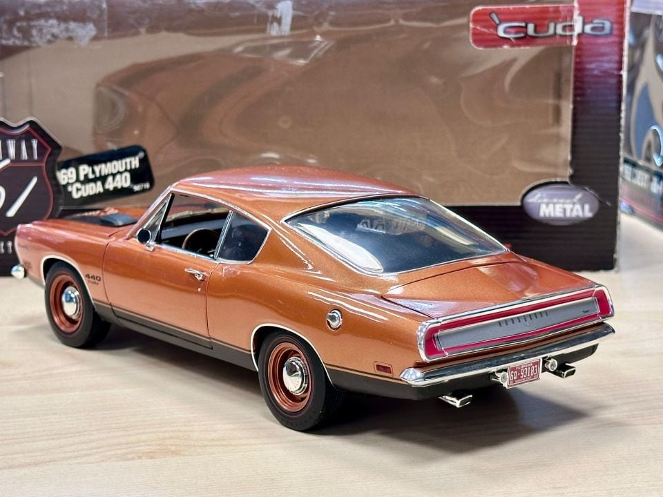 HIGHWAY 61 PLYMOUTH BARRACUDA CUDA 440 1:18