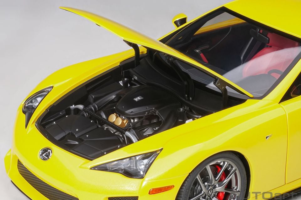 AUTO ART LEXUS LFA (PEARL YELLOW) 78854 1:18