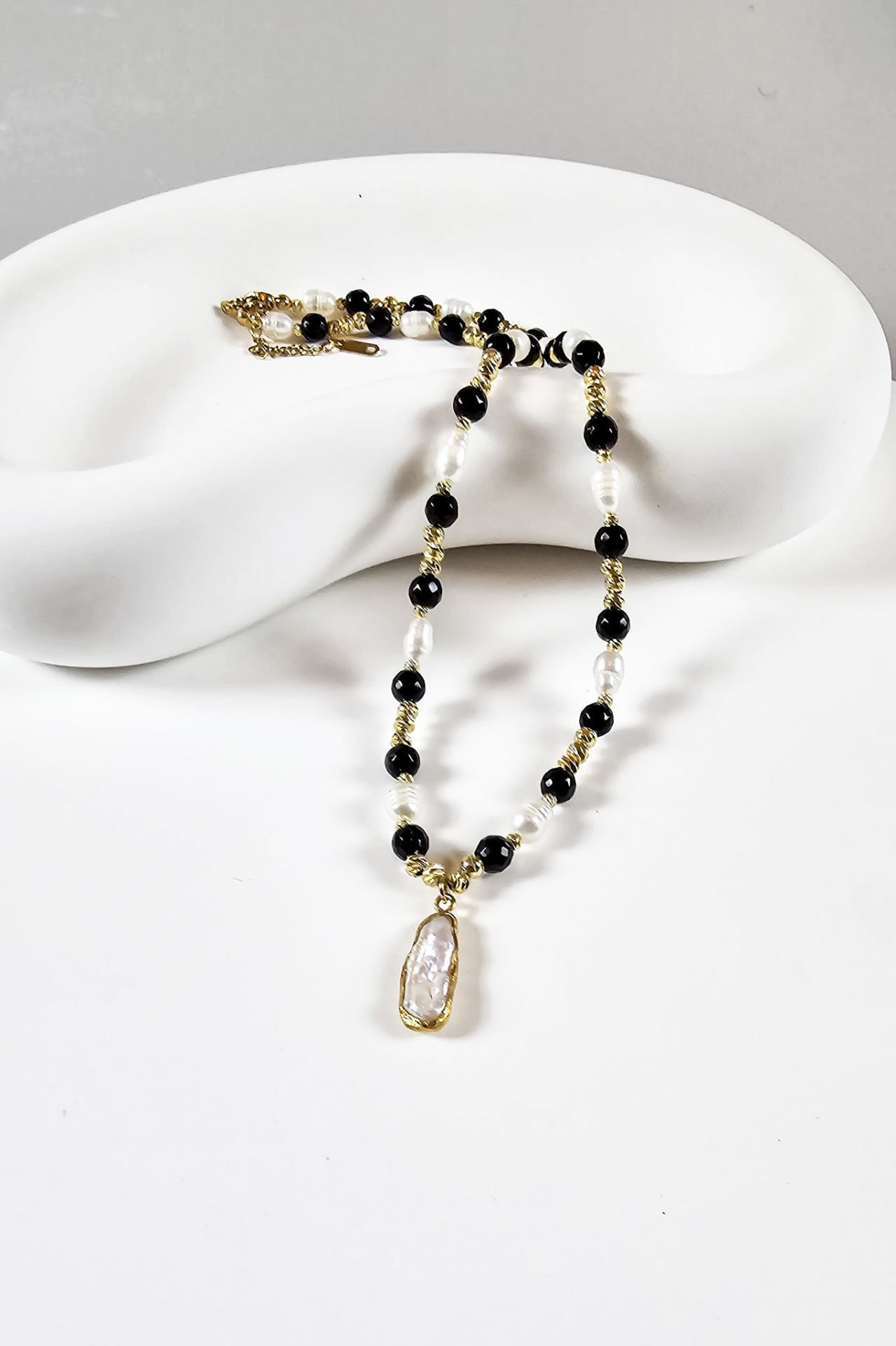 Black & White Onyx ve İncili Kolye