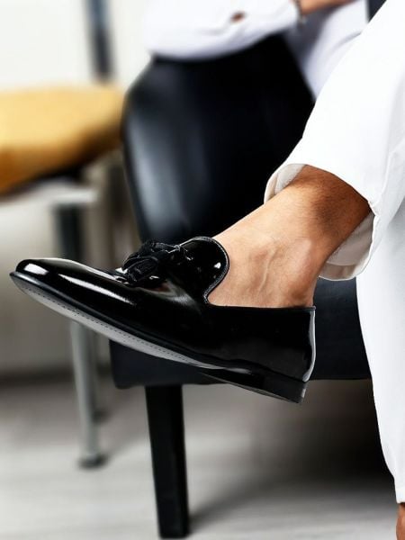 KLASSISCHE SCHUHE AUS PATENTSCHWARZEM ECHTEM LEDER SCHWARZES Lackleder - 40