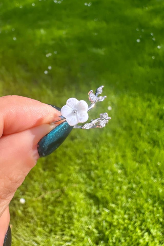 Gümüş Renk Zirkontaşlı Çiçek Yüzük