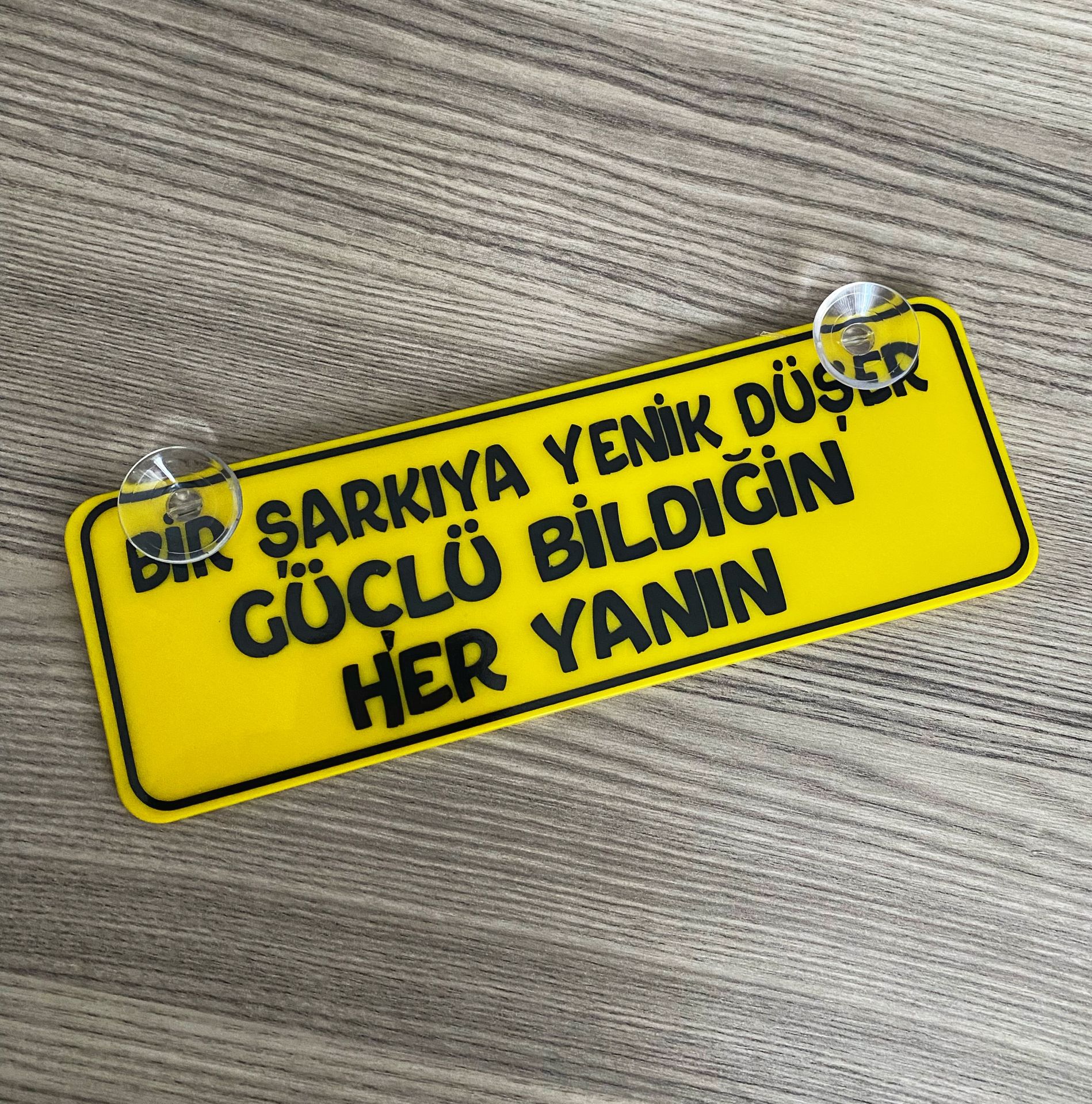 Bir Şarkıya Yenik Düşer Dekor Plaka Vantuzlu