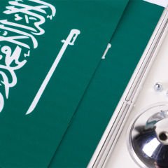 Suudi Arabistan 2li Masa Bayrağı Saten Kumaş Dijital Baskı 15x22,5 cm