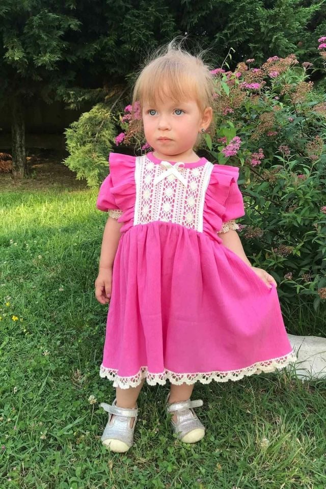 Babyrosa Kleid aus Şile-Stoff für Mädchen mit Spitzendetails