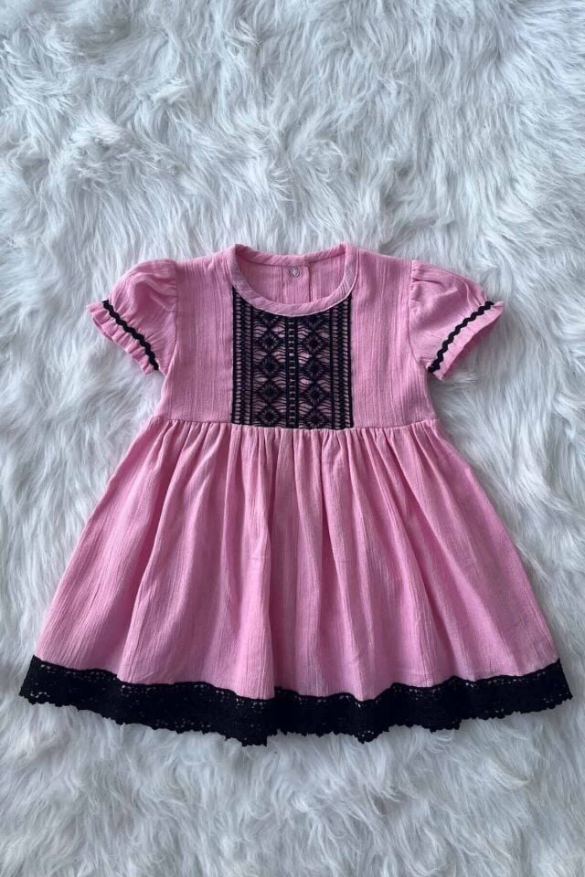 Schwarze Spitze und Wasserstein detaillierte Sile Tuch rosa Mädchen Baby Kleid