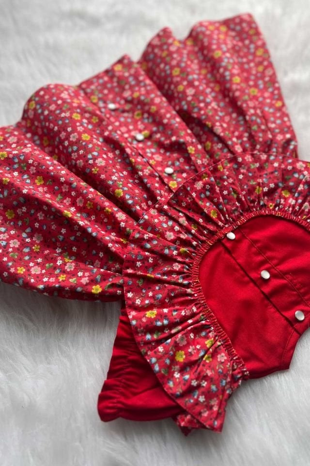 Rotes geblümtes Baby-Mädchenkleid mit Rüschendetail