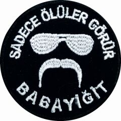 Single Sword ''SADECE ÖLÜLER GÖRÜR BABAYİĞİT'' Yazılı Cırtlı Nakış Arma, Patch, Peç Model KIRMIZI-BEYAZ