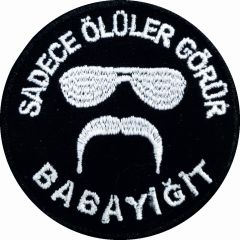 Single Sword ''SADECE ÖLÜLER GÖRÜR BABAYİĞİT'' Yazılı Cırtlı Nakış Arma, Patch, Peç Model SİYAH-SARI