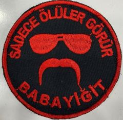 Single Sword ''SADECE ÖLÜLER GÖRÜR BABAYİĞİT'' Yazılı Cırtlı Nakış Arma, Patch, Peç Model SİYAH-SARI