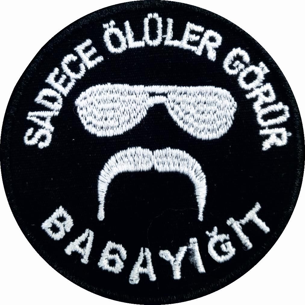 Single Sword ''SADECE ÖLÜLER GÖRÜR BABAYİĞİT'' Yazılı Cırtlı Nakış Arma, Patch, Peç Model SİYAH-BEYAZ