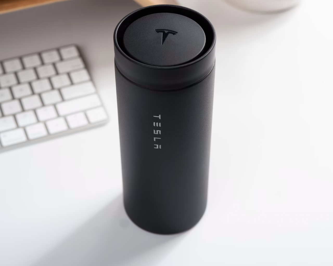 Tesla Black Thermos 650 Ml