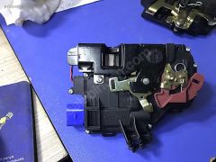 (946) Volkswagen Golf5 2004-2009 Kapı Kilidi Ön Sol 3D1837015AB