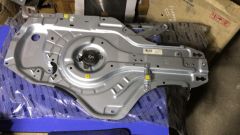 (993) ELANTRA ORJİNAL SIFIR SAĞ ÖN CAM KRİKOSU 82402-2D010