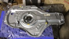 (993) ELANTRA ORJİNAL SIFIR SAĞ ÖN CAM KRİKOSU 82402-2D010