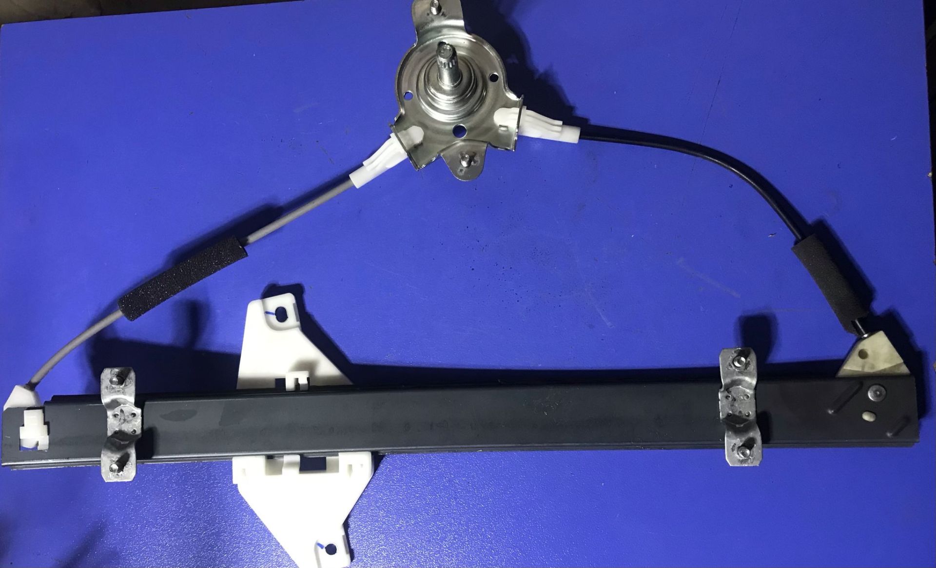 (1009) HYUNDAI ACCENT 2000-2006 SAĞ ÖN KAPI CAM KRİKOSU 82402-25000