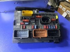 (1034) CİTROEN C4 PİCASSO SİGORTA KUTUSU BSM R01 9664705880