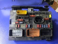 (1034) CİTROEN C4 PİCASSO SİGORTA KUTUSU BSM R01 9664705880