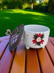 Ayşen Kırmızı Nar Çiçeği Desenli Metal Kapaklı Seramik Şekerlik