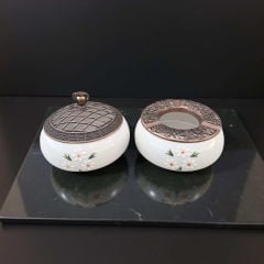 Papatya Buketi Desenli Metal Kapaklı Poyraz Seramik Şekerlik ve Küllük Seti