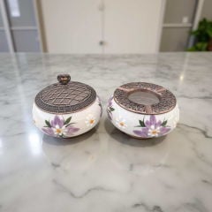 lila Nar Çiçeği Desenli Metal Kapaklı Poyraz Seramik Şekerlik ve Küllük Seti