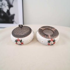 Kırmızı Nar Çiçeği Desenli Metal Kapaklı Poyraz Seramik Şekerlik ve Küllük Seti