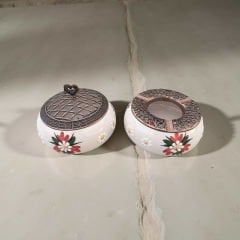 Kırmızı Nar Çiçeği Desenli Metal Kapaklı Poyraz Seramik Şekerlik ve Küllük Seti