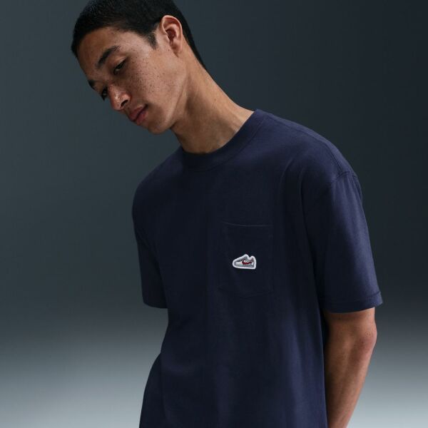 U NSW TEE M90 SNKR PTCH PKT 2
