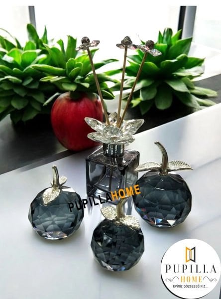 Siyah Parfüm Şişesi ve Elma