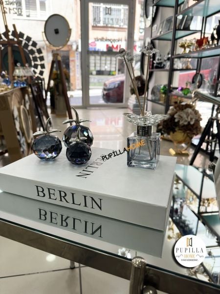 Siyah Parfüm Şişesi ve Elma