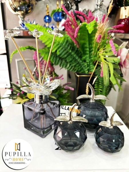 Siyah Parfüm Şişesi ve Elma