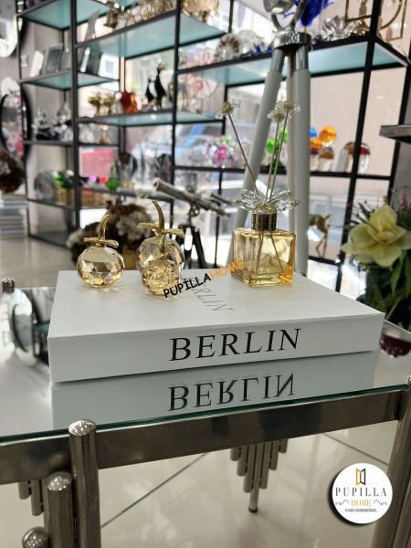 Gold Parfüm Şişesi ve Elma