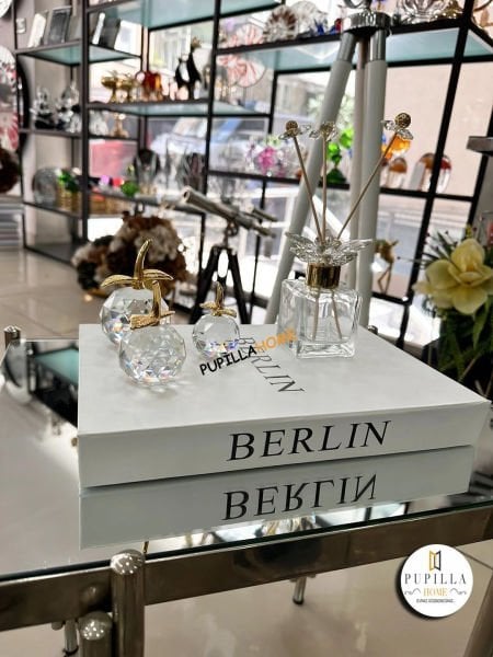 Şeffaf Parfüm Şişesi ve Elma