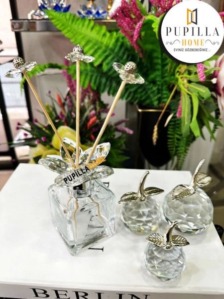 Şeffaf Parfüm Şişesi ve Elma