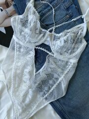 Her Detayıyla Lüks: Dantelli Taş Detaylı Çıt Çıtlı Bodysuit M - beyaz