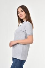 Hem Şık Hem Rahat: Gri Renk Polo Yaka Kadın T-Shirt