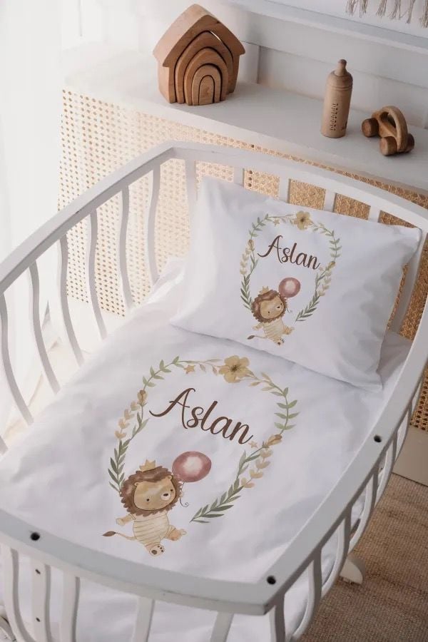 %100 Delux Pamuk İsme Özel 60x100 Anne Yanı Beşik Nevresim Takımı Aslan