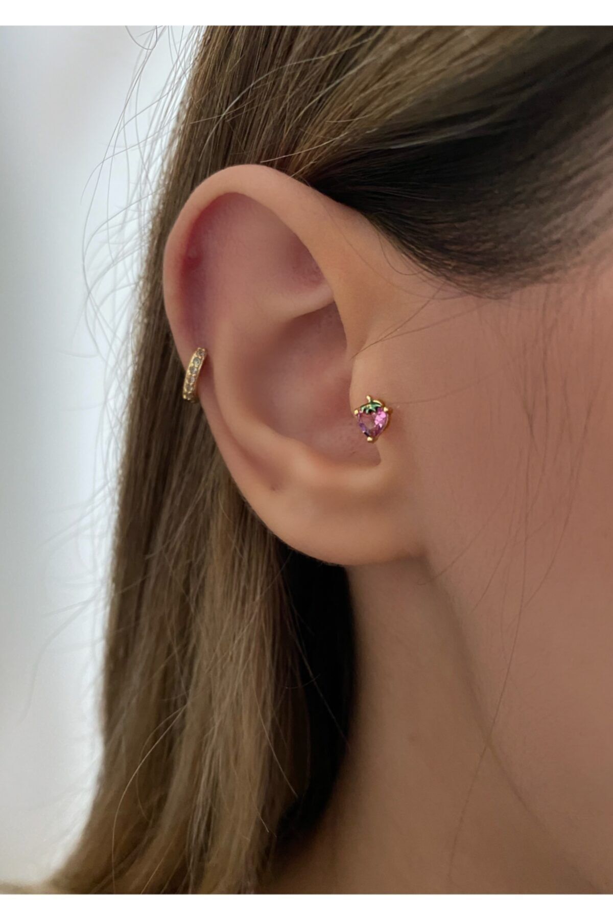 Kadın Pembe Taşlı Çilekli Tragus Kıkırdak Piercing