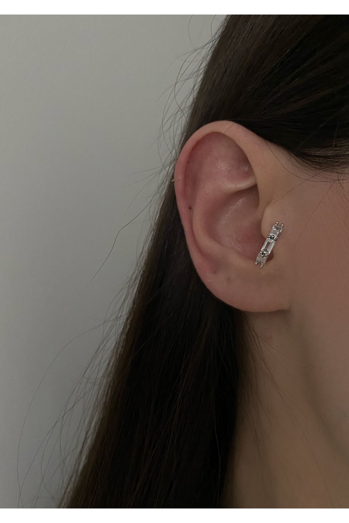 Kesme Taşlı Tragus Piercing