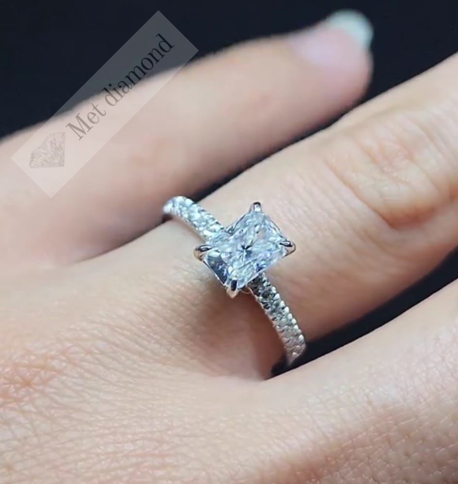 1.30  karat raidant kesim mozanit taşlı yüzük bgt324