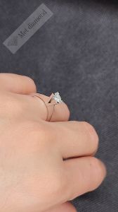 0.70 karat mozanit taşlı yüzük V tırnak