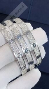 Kartier model beyaz altın mozanit taşlı bilezik