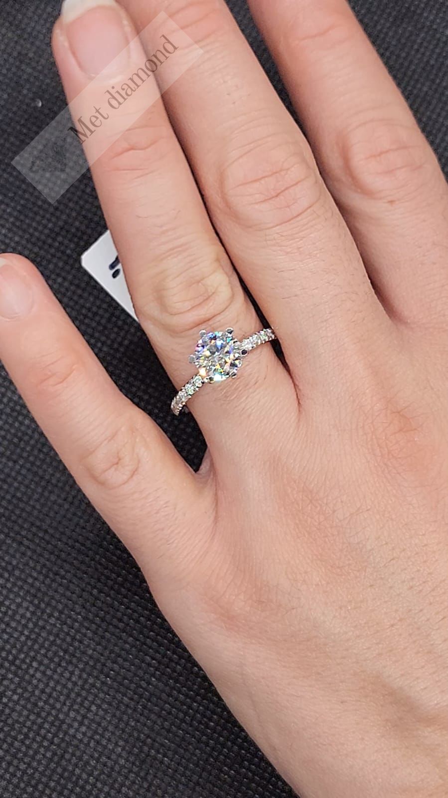 1.40 karat mozanit taşlı yüzük tıfany model