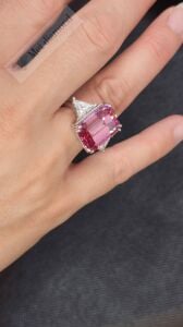 17,40 karat mozanit pırlanta yüzük pembe emerald