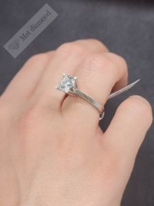 2 karat mozanit taşlı tektaş yüzük V tırnak mzn622